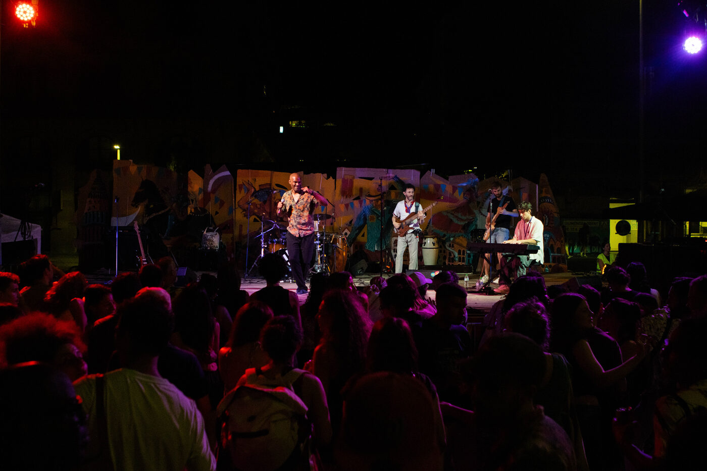 Clément Esso et son groupe sur scène, Fiesta del Born
