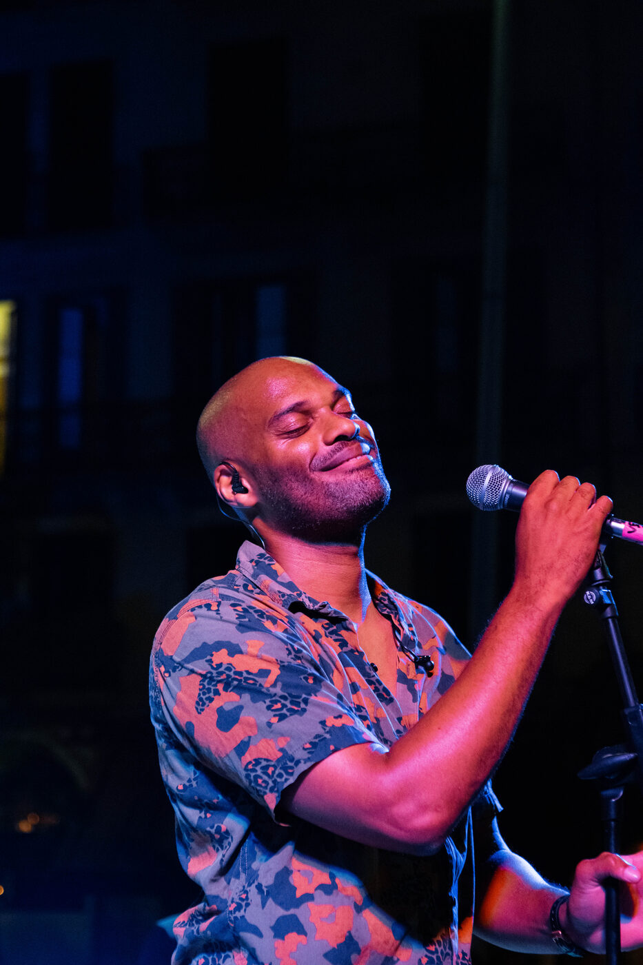 Clément Esso, yeux fermés, en concert