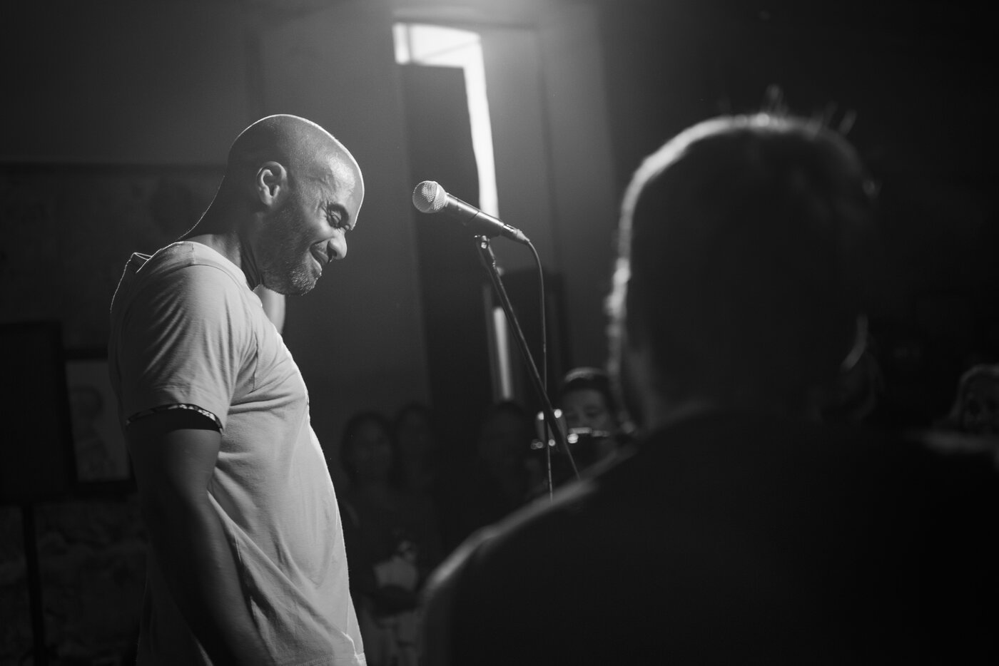 Clément Esso souriant sur scène, premier concert